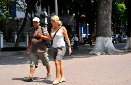  Khách nước ngoài diện áo cộc, quần ngắn xuống phố Hà Nội cho nắng "thiêu đốt"