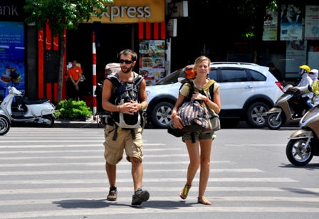  Khách nước ngoài diện áo cộc, quần ngắn xuống phố Hà Nội cho nắng "thiêu đốt"