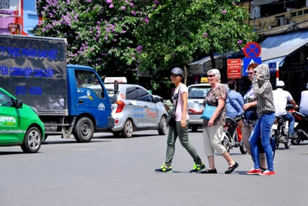  Khách nước ngoài diện áo cộc, quần ngắn xuống phố Hà Nội cho nắng "thiêu đốt"