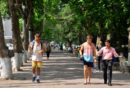  Khách nước ngoài diện áo cộc, quần ngắn xuống phố Hà Nội cho nắng "thiêu đốt"