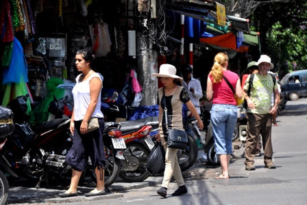  Khách nước ngoài diện áo cộc, quần ngắn xuống phố Hà Nội cho nắng "thiêu đốt"