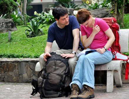  Khách nước ngoài diện áo cộc, quần ngắn xuống phố Hà Nội cho nắng "thiêu đốt"