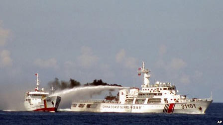 Tàu Trung Quốc đâm va, phun nước làm 3 Kiểm ngư bị thương