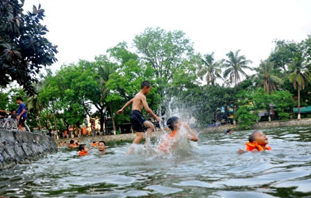 Đua nhau đi tắm"giải nhiệt" ở chùa Thầy