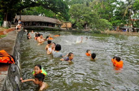 Đua nhau đi tắm"giải nhiệt" ở chùa Thầy