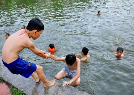 Đua nhau đi tắm"giải nhiệt" ở chùa Thầy