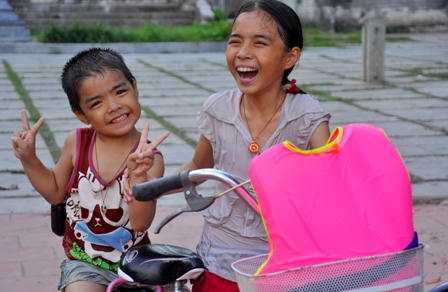 Đua nhau đi tắm"giải nhiệt" ở chùa Thầy