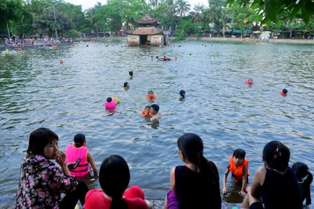 Đua nhau đi tắm"giải nhiệt" ở chùa Thầy
