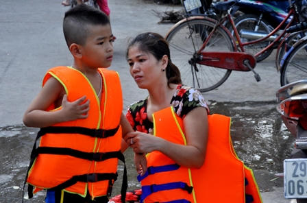 Đua nhau đi tắm"giải nhiệt" ở chùa Thầy