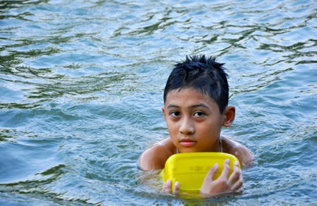 Đua nhau đi tắm"giải nhiệt" ở chùa Thầy