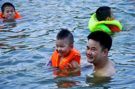 Đua nhau đi tắm"giải nhiệt" ở chùa Thầy