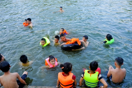 Đua nhau đi tắm"giải nhiệt" ở chùa Thầy