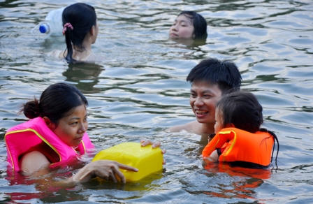 Đua nhau đi tắm"giải nhiệt" ở chùa Thầy