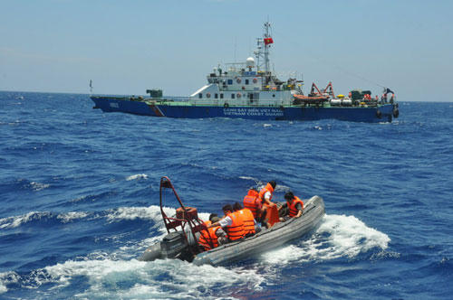 Kiểm ngư tiếp cận giàn khoan ở khoảng cách 2,8 hải lý