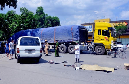 Hà Nội: Tai nạn kinh hoàng, 2 thanh niên chết thảm