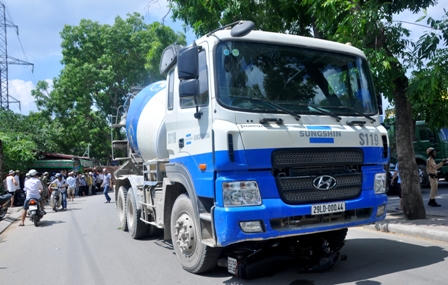 Hà Nội: Tai nạn kinh hoàng, 2 thanh niên chết thảm