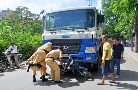 Hà Nội: Tai nạn kinh hoàng, 2 thanh niên chết thảm