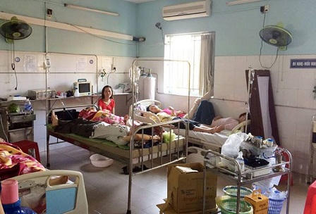 Ăn cơm hộp 10.000 đồng/suất, gần 200 công nhân nhập viện 