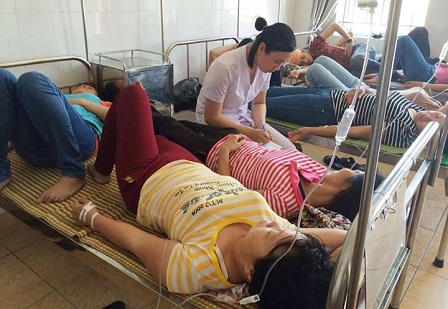 Ăn cơm hộp 10.000 đồng/suất, gần 200 công nhân nhập viện 