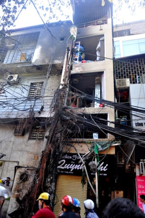 Cháy cột điện lan sang nhà dân, cả khu phố hoản loạn 