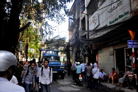 Cháy cột điện lan sang nhà dân, cả khu phố hoản loạn 