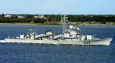 Tàu cá vỏ sắt cùng tàu quân sự của Trung Quốc ngăn cản ngư dân Việt Nam đánh bắt thuỷ sản      