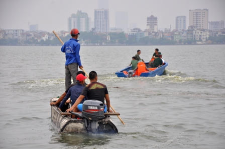 2 người chết do bơi thuyền lúc có mưa dông lớn ở Hồ Tây