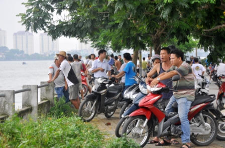 2 người chết do bơi thuyền lúc có mưa dông lớn ở Hồ Tây