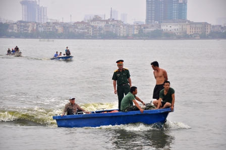 2 người chết do bơi thuyền lúc có mưa dông lớn ở Hồ Tây