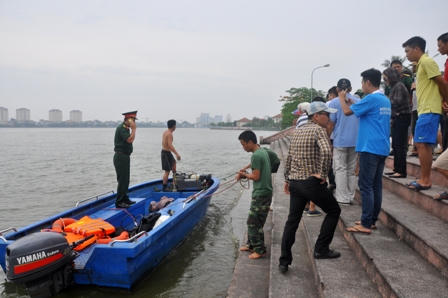 2 người chết do bơi thuyền lúc có mưa dông lớn ở Hồ Tây