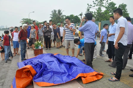 2 người chết do bơi thuyền lúc có mưa dông lớn ở Hồ Tây