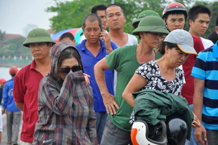 2 người chết do bơi thuyền lúc có mưa dông lớn ở Hồ Tây