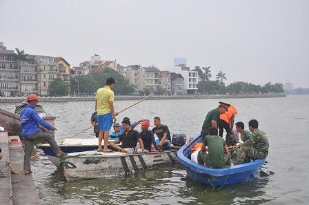Đã tìm thấy nạn nhân mất tích ở Hồ Tây sau cơn mưa dông chiều qua
