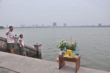 Đã tìm thấy nạn nhân mất tích ở Hồ Tây sau cơn mưa dông chiều qua