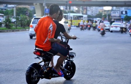 Hà Nội: Xe máy điện “náo loạn” trên phố 