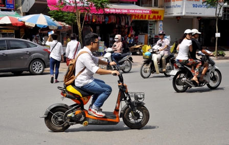 Hà Nội: Xe máy điện “náo loạn” trên phố 