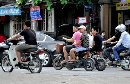 Hà Nội: Xe máy điện “náo loạn” trên phố 
