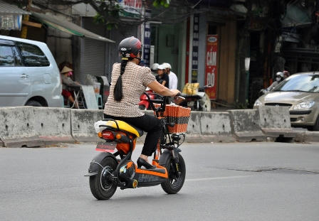 Hà Nội: Xe máy điện “náo loạn” trên phố 