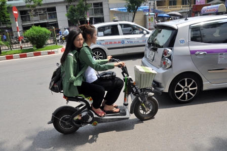 Hà Nội: Xe máy điện “náo loạn” trên phố 