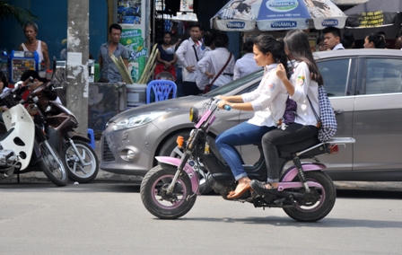 Hà Nội: Xe máy điện “náo loạn” trên phố 