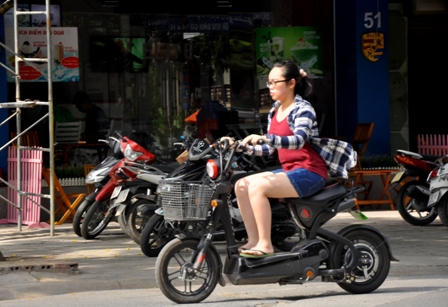 Hà Nội: Xe máy điện “náo loạn” trên phố 