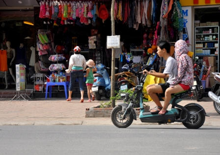 Hà Nội: Xe máy điện “náo loạn” trên phố 