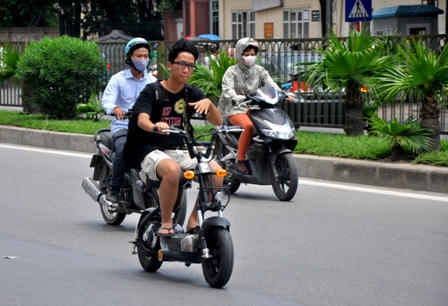 Hà Nội: Xe máy điện “náo loạn” trên phố 