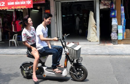 Hà Nội: Xe máy điện “náo loạn” trên phố 
