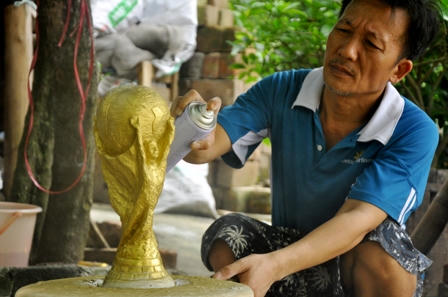 Cúp vàng World Cup 2014… giá 70 nghìn đồng?