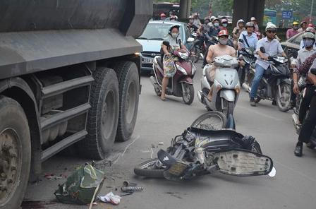 Hà Nội: Xe ben húc xe máy đang dừng đèn đỏ, hai người thương vong
