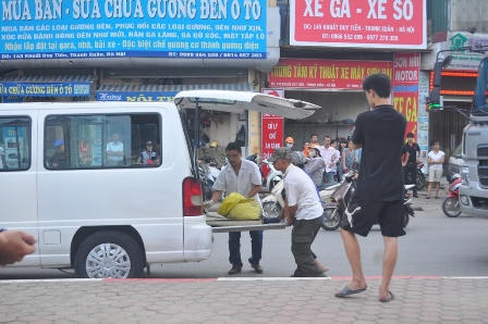 Hà Nội: Xe ben húc xe máy đang dừng đèn đỏ, hai người thương vong
