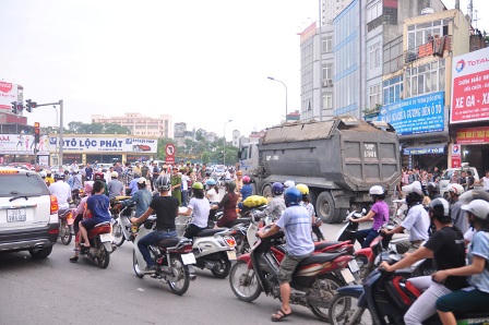 Hà Nội: Xe ben húc xe máy đang dừng đèn đỏ, hai người thương vong