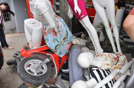 Xe “điên” đâm vào cửa hàng trên đường, cả phố náo loạn