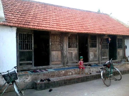 Cả làng xôn xao vì hình mặt người nổi trên cột nhà